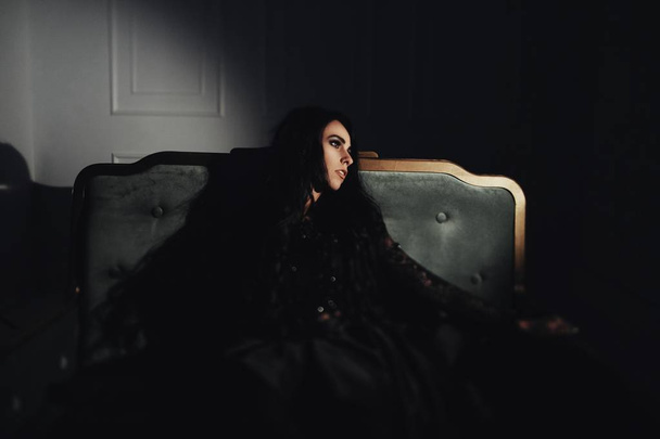 hermosa mujer sensual en la habitación oscura
 - Foto, Imagen