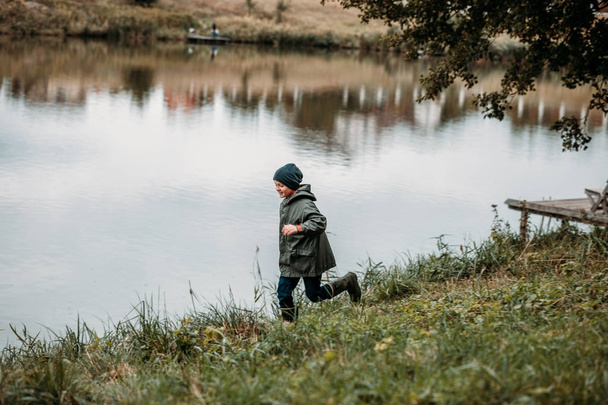 menino correndo no lago
 - Foto, Imagem