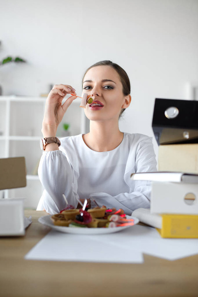 businesswoman eating tea sandwich - Foto, Imagem