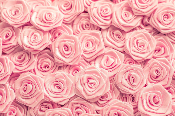 Un telón de fondo suave para las niñas. Textura infantil con rosas. Flores de seda rosa claro
 - Foto, Imagen