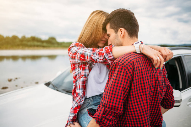 Romanttinen pari istuu auton päällä
 - Valokuva, kuva
