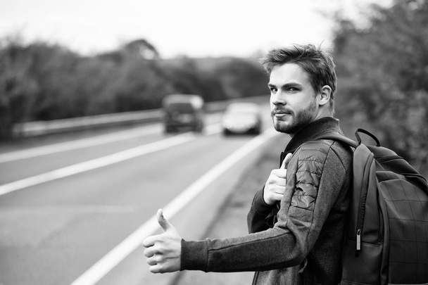 Young guy hitchhiking autostop - Zdjęcie, obraz