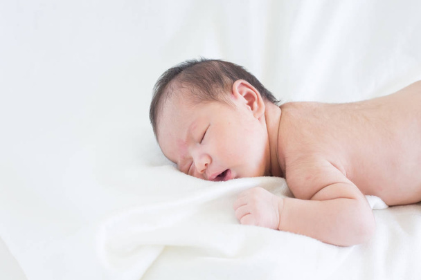 Bebé lindo bebé de dos semanas durmiendo en la cama con el concepto de fondo blanco Día Internacional de la Niña, manzana del ojo, bautismo cristiano bebé recién nacido
 - Foto, imagen