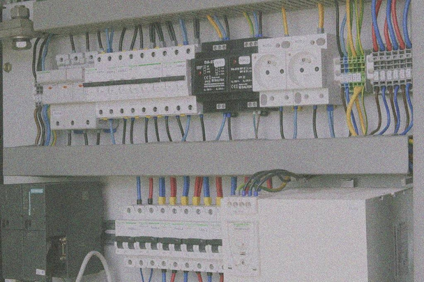 Disjuntores elétricos e pontos de conexão em um quadro elétrico. Adicionar efeito de grão filme
 - Foto, Imagem