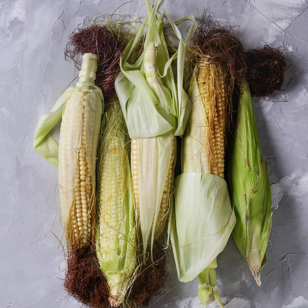 Young raw corn cobs - Valokuva, kuva