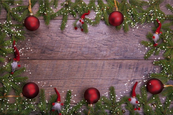 Composición vintage de Navidad o Año Nuevo con árbol de Navidad, velas de madera y gnomos. Estilo rústico
 - Foto, imagen