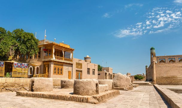 Történelmi épületek Itchan komáromi erőd, a történelmi központ Khiva. UNESCO Világörökség Üzbegisztán - Fotó, kép