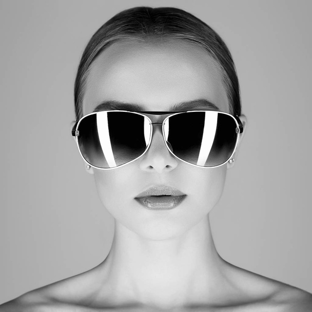 bela jovem mulher em óculos de sol - Foto, Imagem