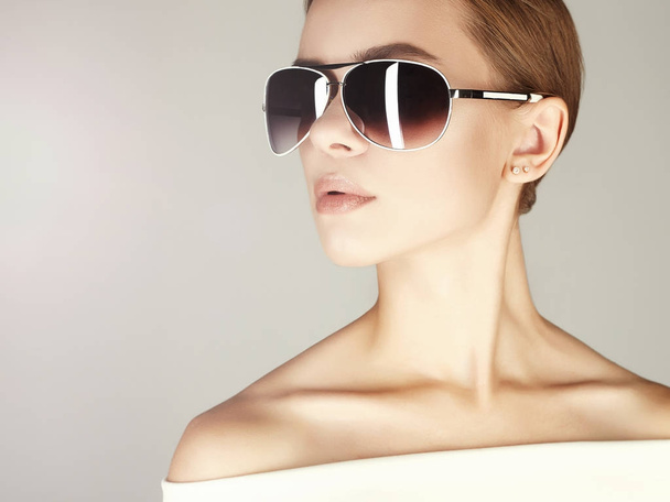 piękna młoda kobieta w okularach przeciwsłonecznych - Zdjęcie, obraz