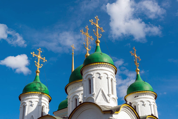 Domes of Church of Life-giving Trinity in Leafs in Moscow, Russia - Foto, imagen