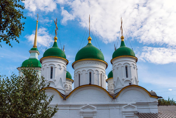 Koepels van de kerk van levengevende Trinity in bladeren in Moskou, Rusland - Foto, afbeelding