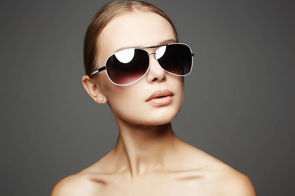 bela jovem mulher em óculos de sol - Foto, Imagem