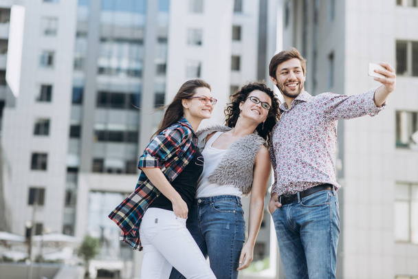 Drie jonge mensen doen selfie - Foto, afbeelding