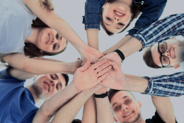 友情、青年および人々 のコンセプト - 互いの上に手で笑顔のティーンエイ ジャーのグループ - 写真・画像