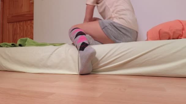 Kadınlar hava yatağı üzerinde uyumaya devam et - Video, Çekim