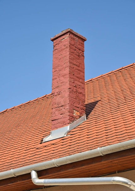 Крыша дома с дымовой трубой
 - Фото, изображение