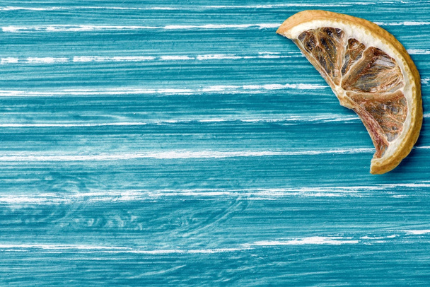 Limão seco no fundo de madeira azul
 - Foto, Imagem