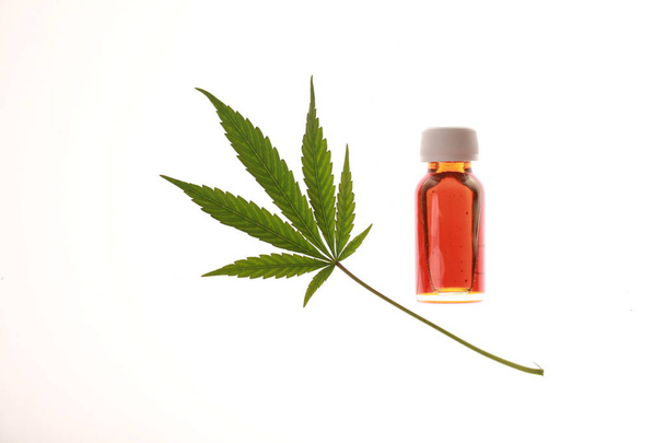 cannabis y aceite de cáñamo en una botella
 - Foto, imagen