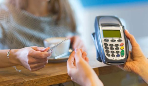 Customer Paying Through Credit Card - Фото, зображення