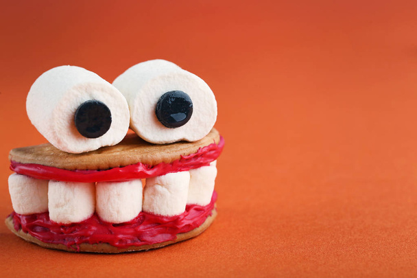 Halloween cookies mouth with marshmallows   - Fotoğraf, Görsel