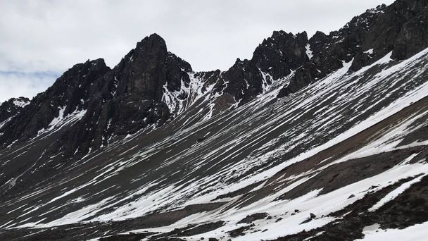 Landschaft aus Gebirgsschnee und Tal in santiago, Chile - Foto, Bild