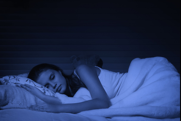 Чувственная девушка спит в спальне
 - Фото, изображение