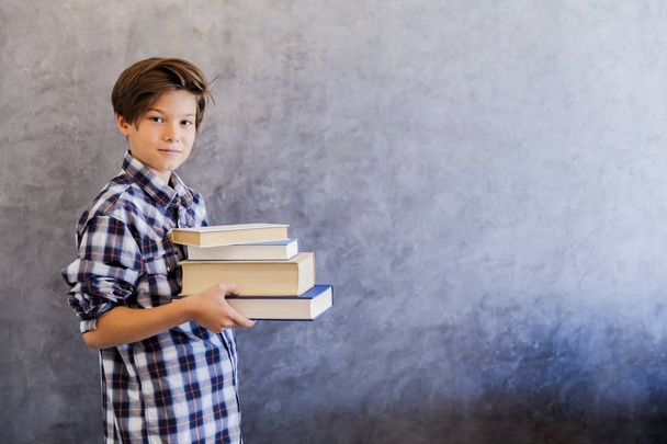 Roztomilý dospívající škola chlapec s knihy - Fotografie, Obrázek
