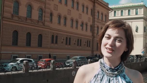 Gioiosa ragazza in abito leggero canta lungo il fiume nel centro storico della città
 - Filmati, video