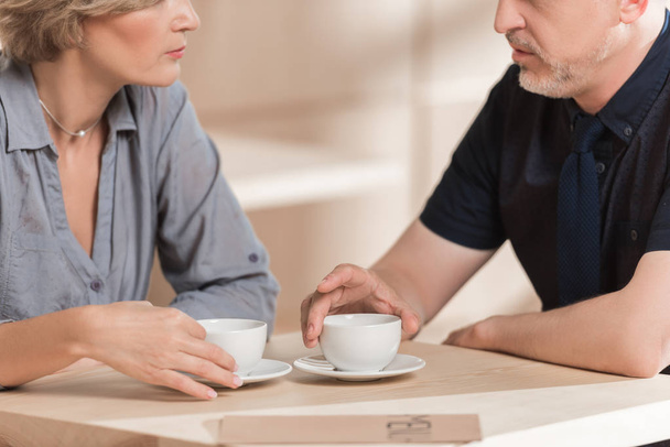 Mulher e homem bebendo café
 - Foto, Imagem