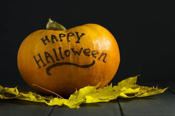 Calabaza de Halloween sobre un fondo oscuro. Con la inscripción de feliz halloween
. - Foto, imagen