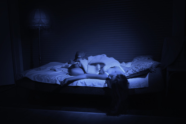 Чувственная девушка спит в спальне
 - Фото, изображение