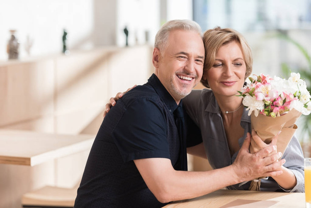 Man presenting flowers to woman - Photo, Image