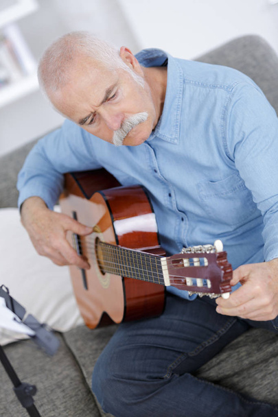 tuning the guitar and recreation - Foto, Bild
