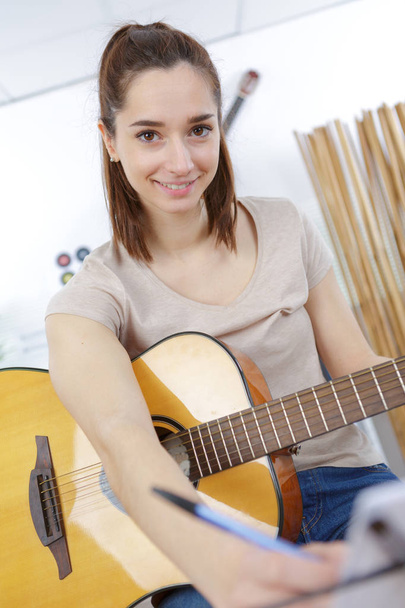 woman plays guitar and guitar - Fotoğraf, Görsel