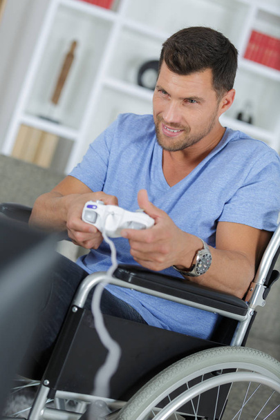 disabled man playing video games - Fotoğraf, Görsel