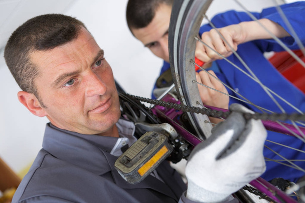 Bisiklet çerçeve öğütücü ile steeling önce el işleri ustası - Fotoğraf, Görsel