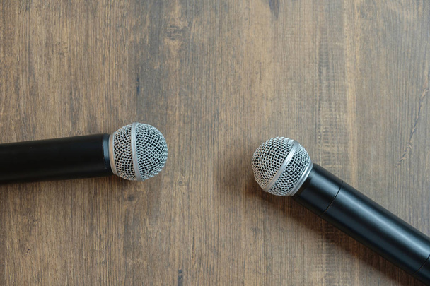 Два микрофона на столе
. - Фото, изображение