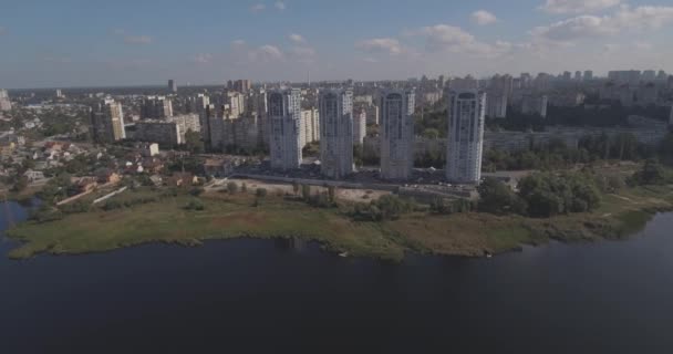 aerial survey: Kiev-Akademgorodok. cityscape from the air. Forest landscape with a view of the lake and metropolis. a beautiful lake on the edge of the city. green forest with a lake urban landscape. - Filmagem, Vídeo