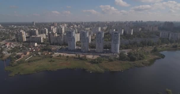 aerial survey: Kiev-Akademgorodok. cityscape from the air. Forest landscape with a view of the lake and metropolis. a beautiful lake on the edge of the city. green forest with a lake urban landscape. - Materiaali, video