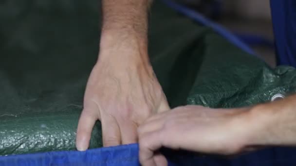 Vanhempi kalastaja valmistelee varusteitaan veneessä
 - Materiaali, video