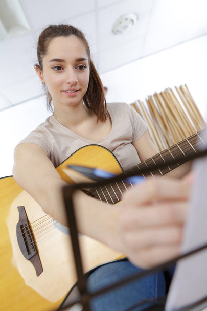 musician girl with guitar - Foto, afbeelding
