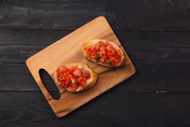 Bruschetta italiana con pomodori arrosto
 - Foto, immagini