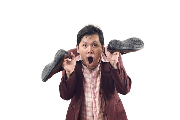Őrült üzletember gazdaság cipő és üvölteni a pánikroham emoti - Fotó, kép