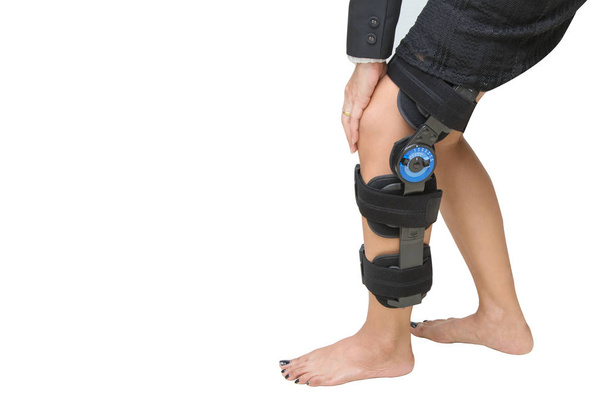 cinta de apoio do joelho na perna do paciente isolado onwhite
 - Foto, Imagem