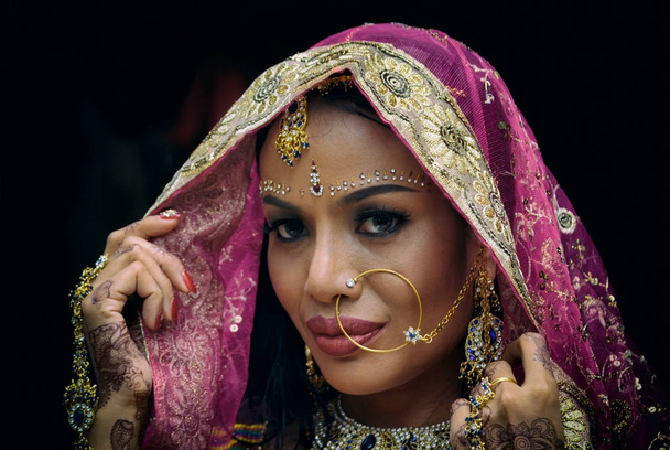 Όμορφη ινδική κορίτσι νεαρή Ινδή γυναίκα μοντέλο με χρυσά jewelr - Φωτογραφία, εικόνα