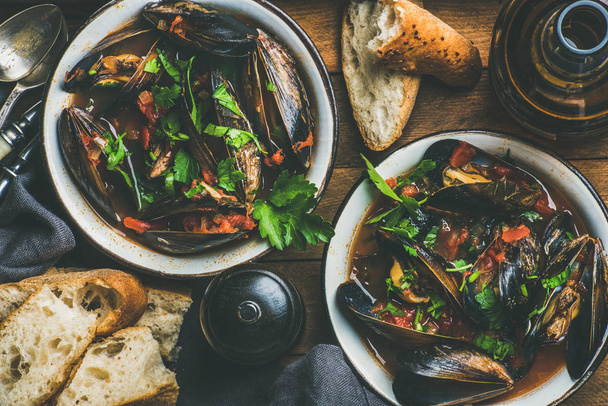 Boiled mussels in metal bowls - Foto, Imagen
