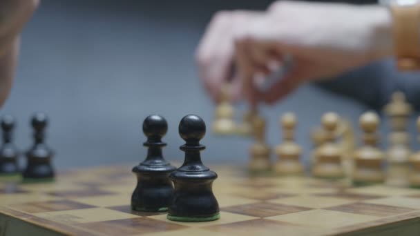 Jugadores colocando piezas de ajedrez en el tablero de ajedrez
.  - Metraje, vídeo