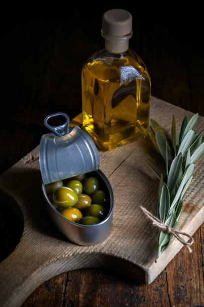 Olivy na dřevěný stůl s malou ligh - Fotografie, Obrázek