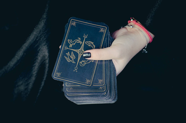 Weissagung durch Tarotkarten, Magie, Hexe, Halloween - Foto, Bild