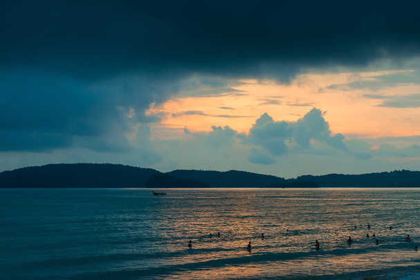 Таиланд туристы купаются на закате в море
 - Фото, изображение